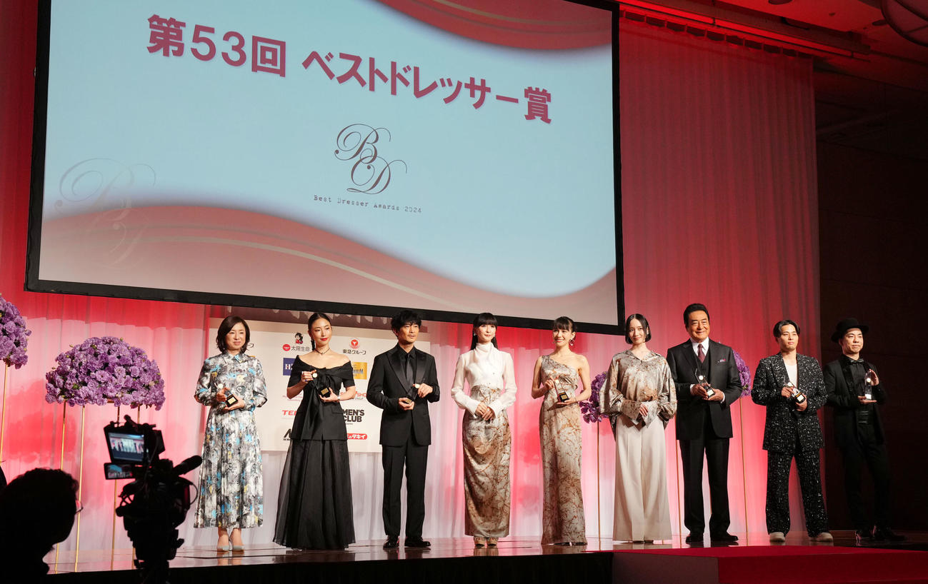 ベストドレッサー賞の受賞者たち。左から田中里沙、MEGUMI、津田健次郎、Perfumeのかしゆか、あ～ちゃん、のっち、高橋英樹、富樫勇樹、宅見将典（撮影・横山健太）