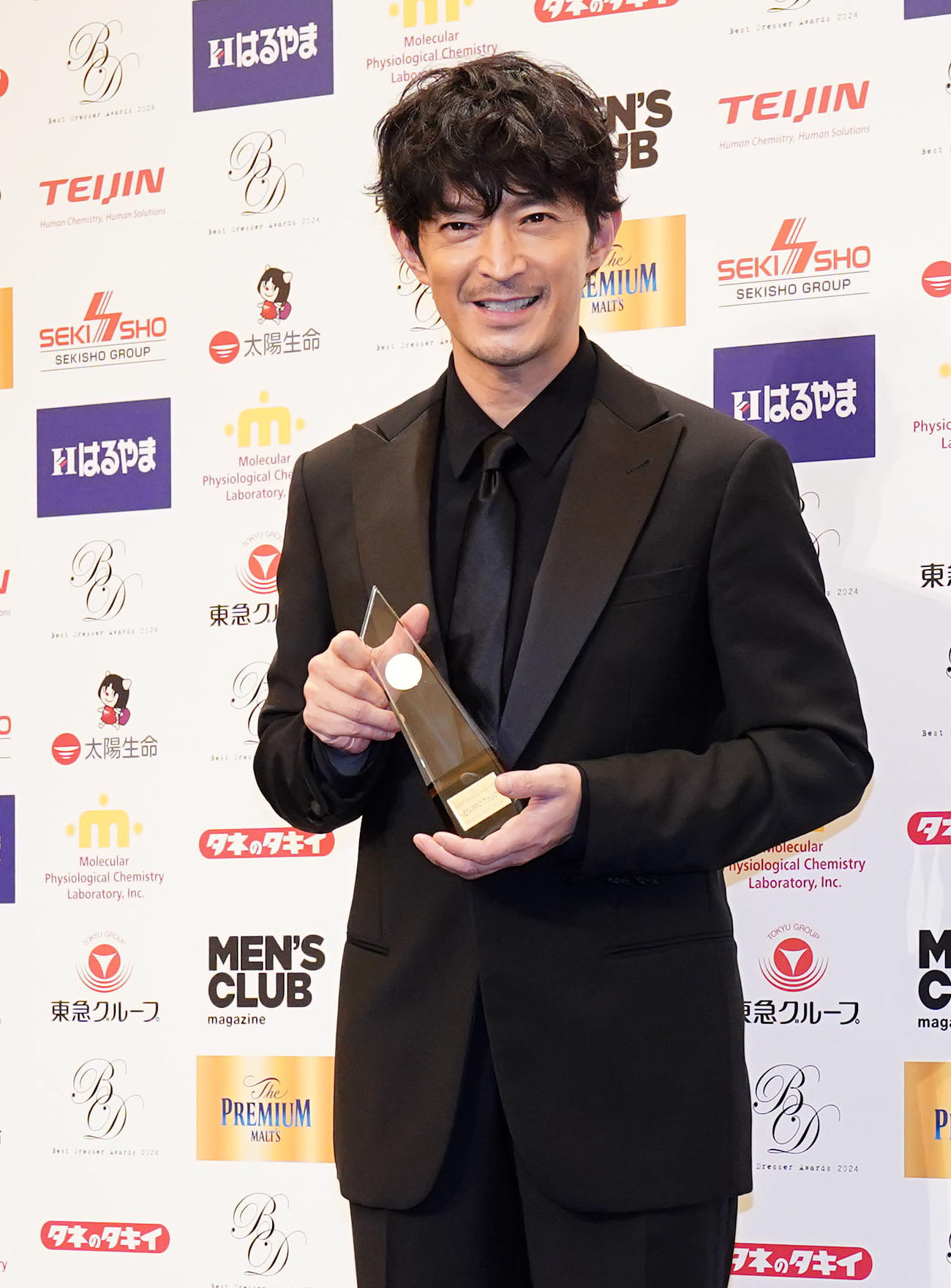 トロフィーを手に笑顔をみせる津田健次郎（撮影・横山健太）