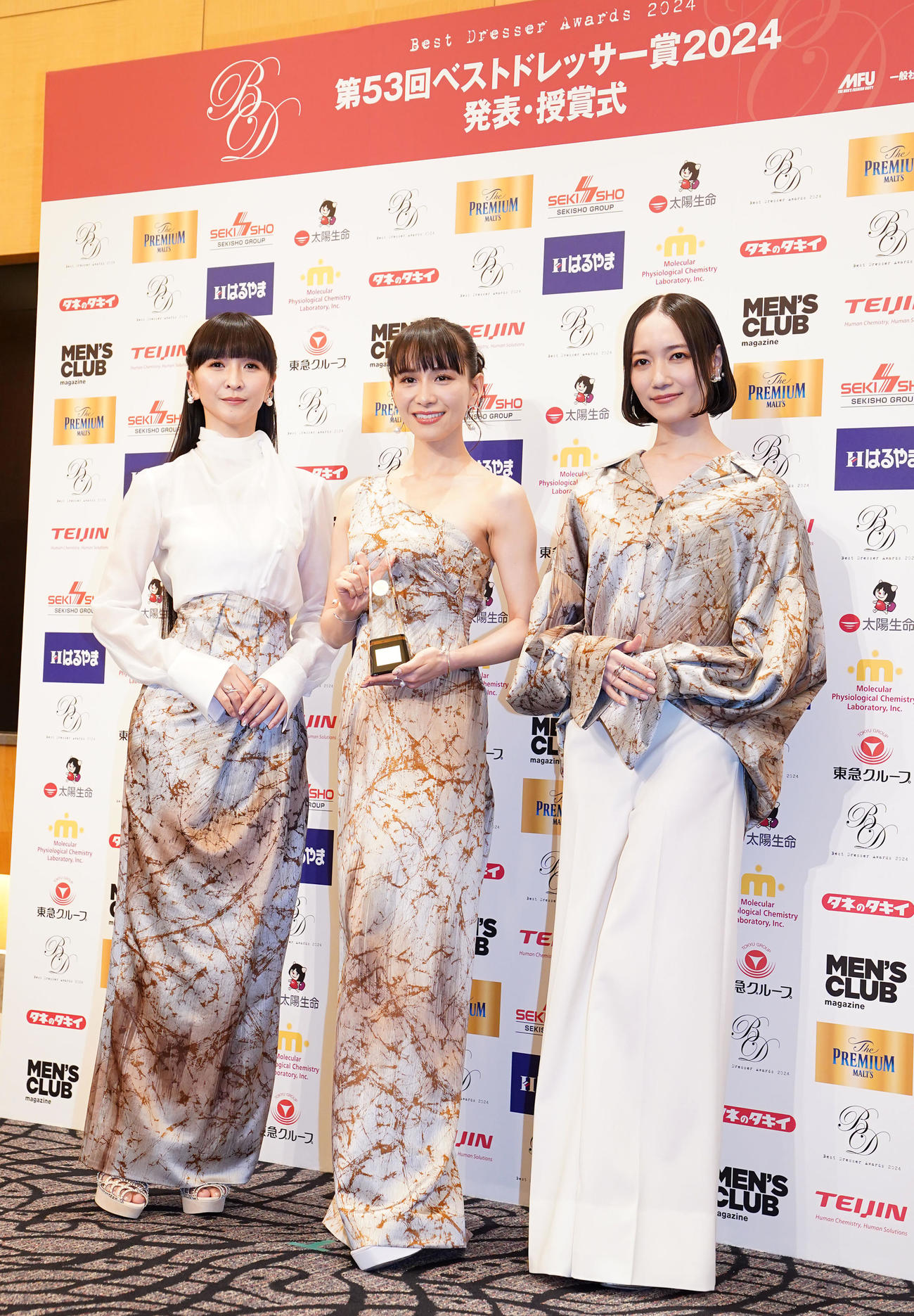 トロフィーを手に笑顔をみせるPerfume。左からかしゆか、あ～ちゃん、のっち（撮影・横山健太）