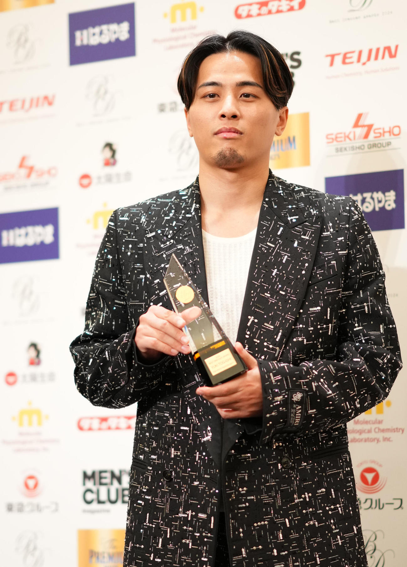 トロフィーを手に笑顔をみせる富樫勇樹（撮影・横山健太）