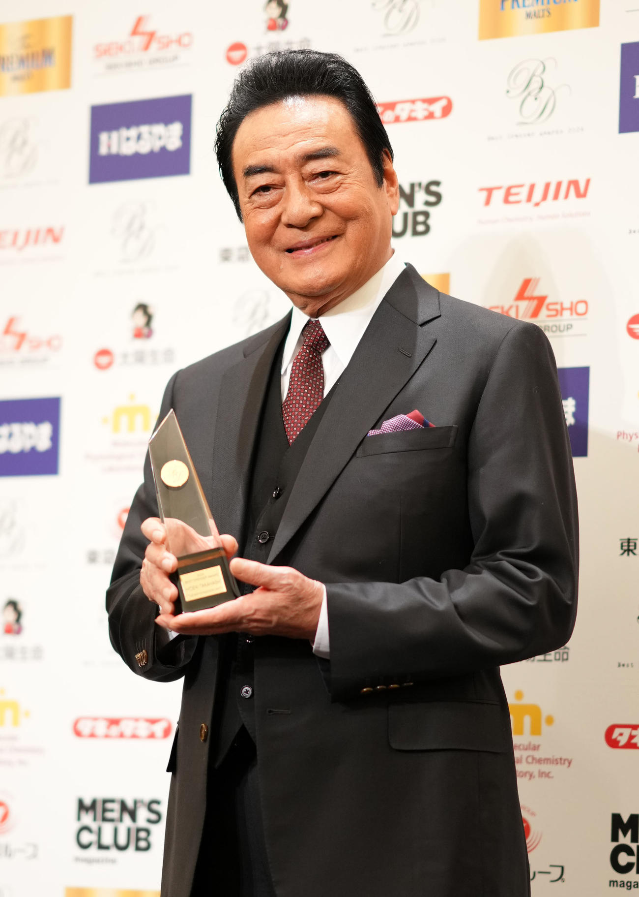 トロフィーを手に笑顔をみせる高橋英樹（撮影・横山健太）