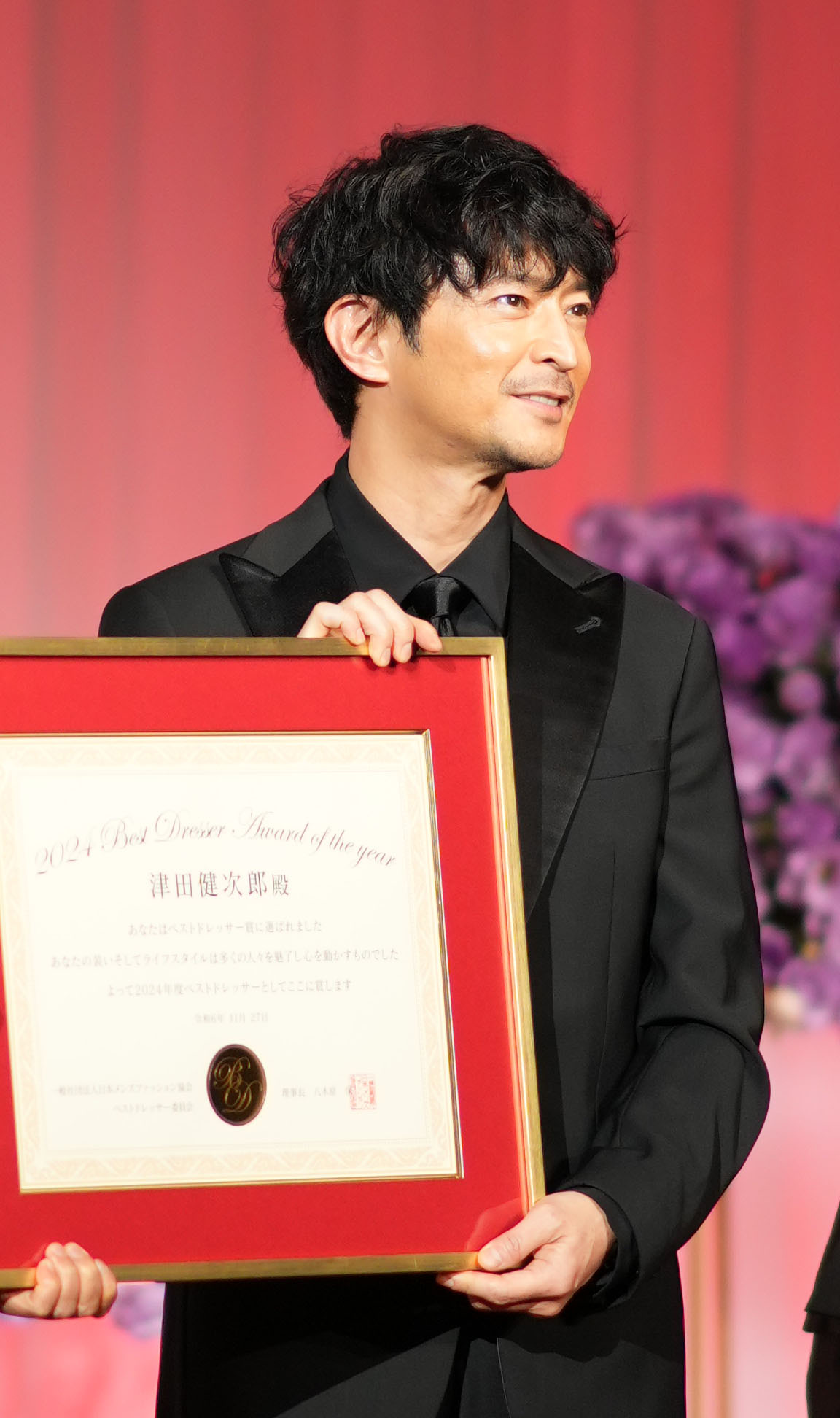 ベストドレッサー賞を受賞した喜びを語る津田健次郎（撮影・横山健太）