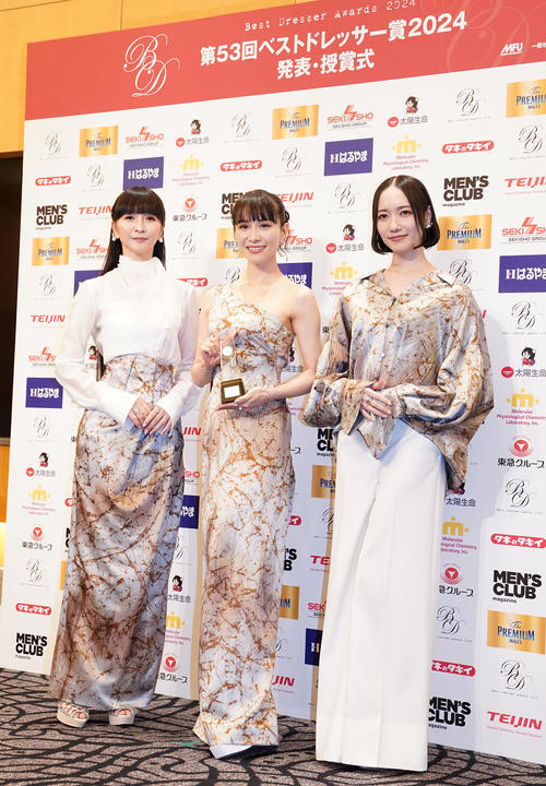 トロフィーを手に笑顔をみせるPerfume。左からかしゆか、あ～ちゃん、のっち（撮影・横山健太）