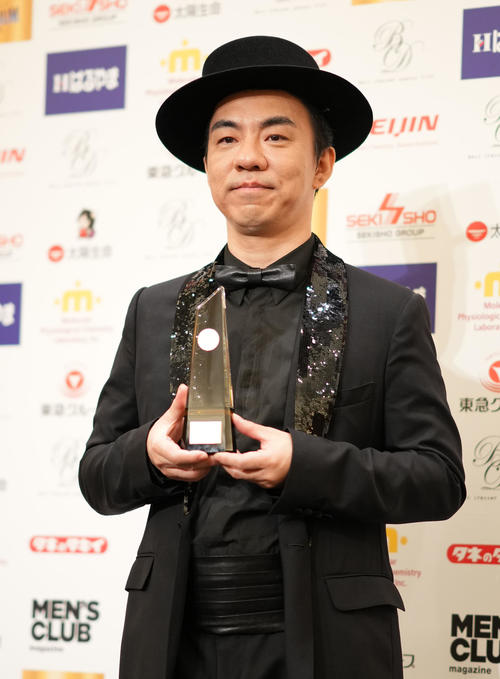 トロフィーを手に笑顔をみせる宅見将典（撮影・横山健太）