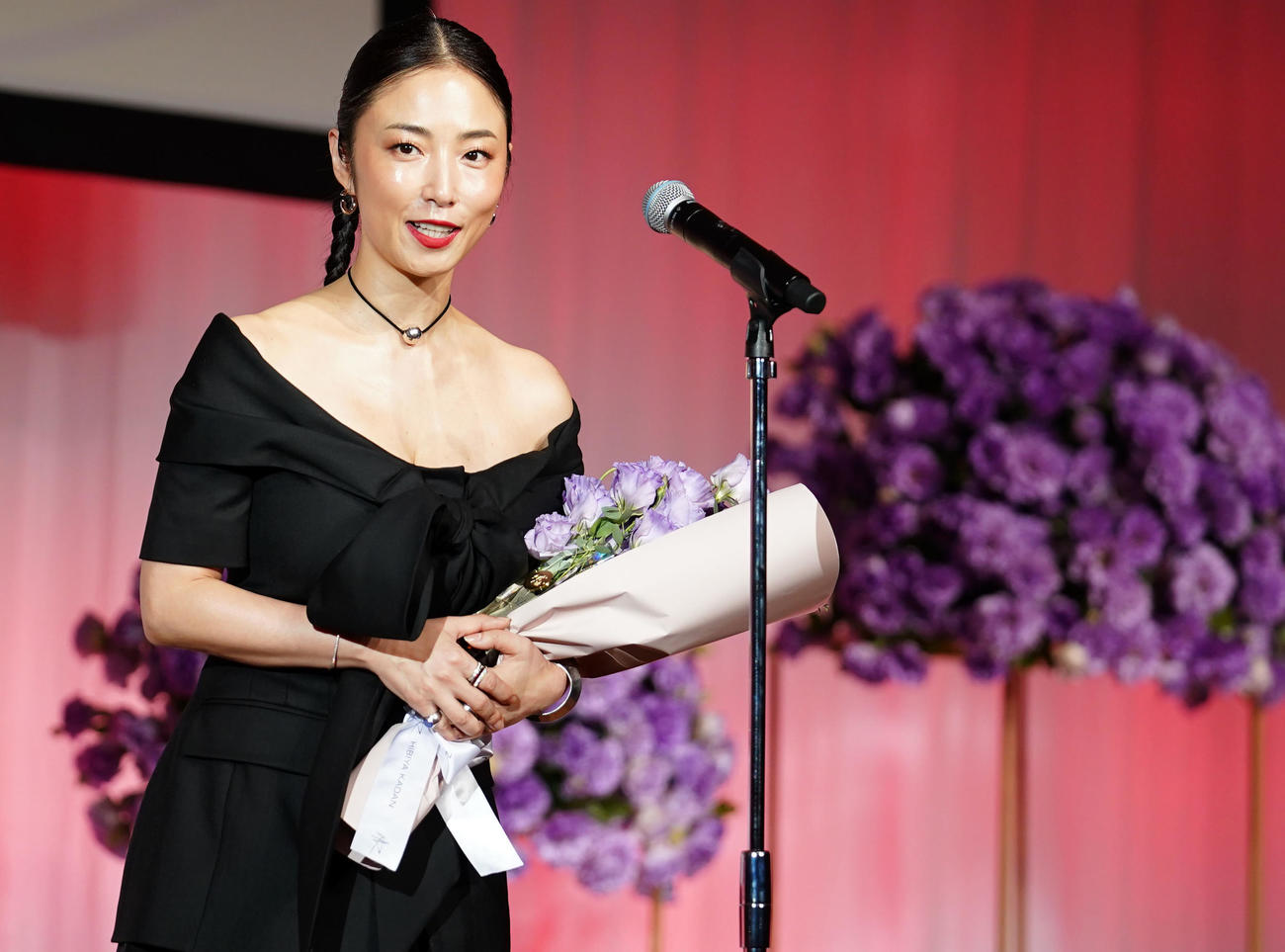 ベストドレッサー賞を受賞した喜びを語るMEGUMI（撮影・横山健太）