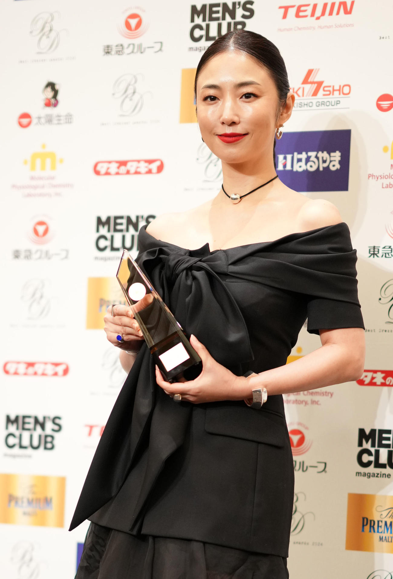 トロフィーを手に笑顔をみせるMEGUMI（撮影・横山健太）