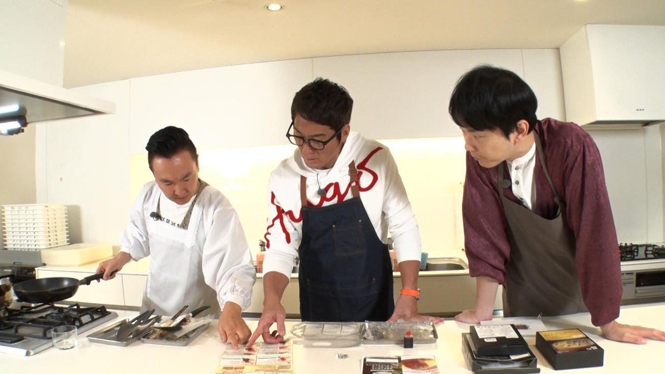 日本テレビ系バラエティー番組「一茂×かまいたち　ゲンバ」がスタートする長嶋一茂（中央）。かまいたち山内健司（左）と濱家隆一