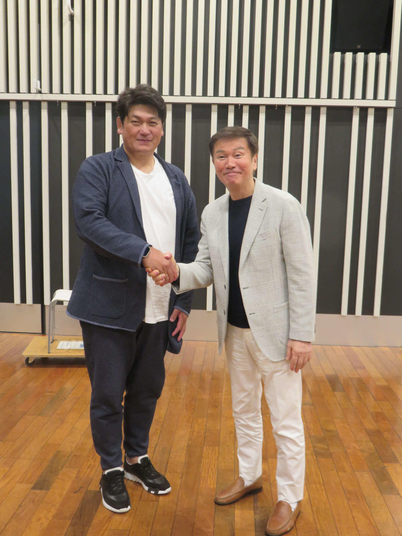 ガッチリと握手する立浪親方（左）と森田健作