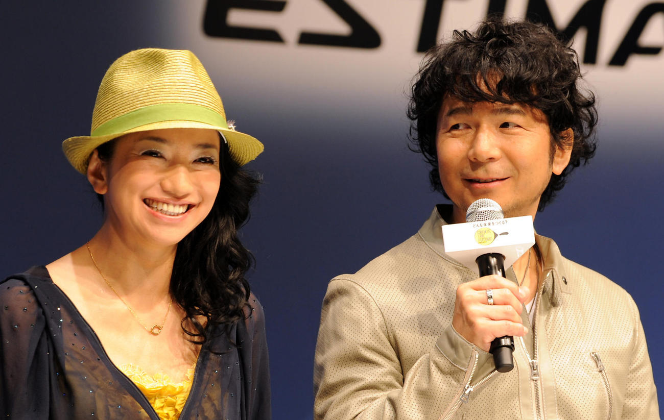 DREAMS COME TRUEの中村正人（右）のトークに、笑顔を見せる吉田美和（2012年5月撮影）