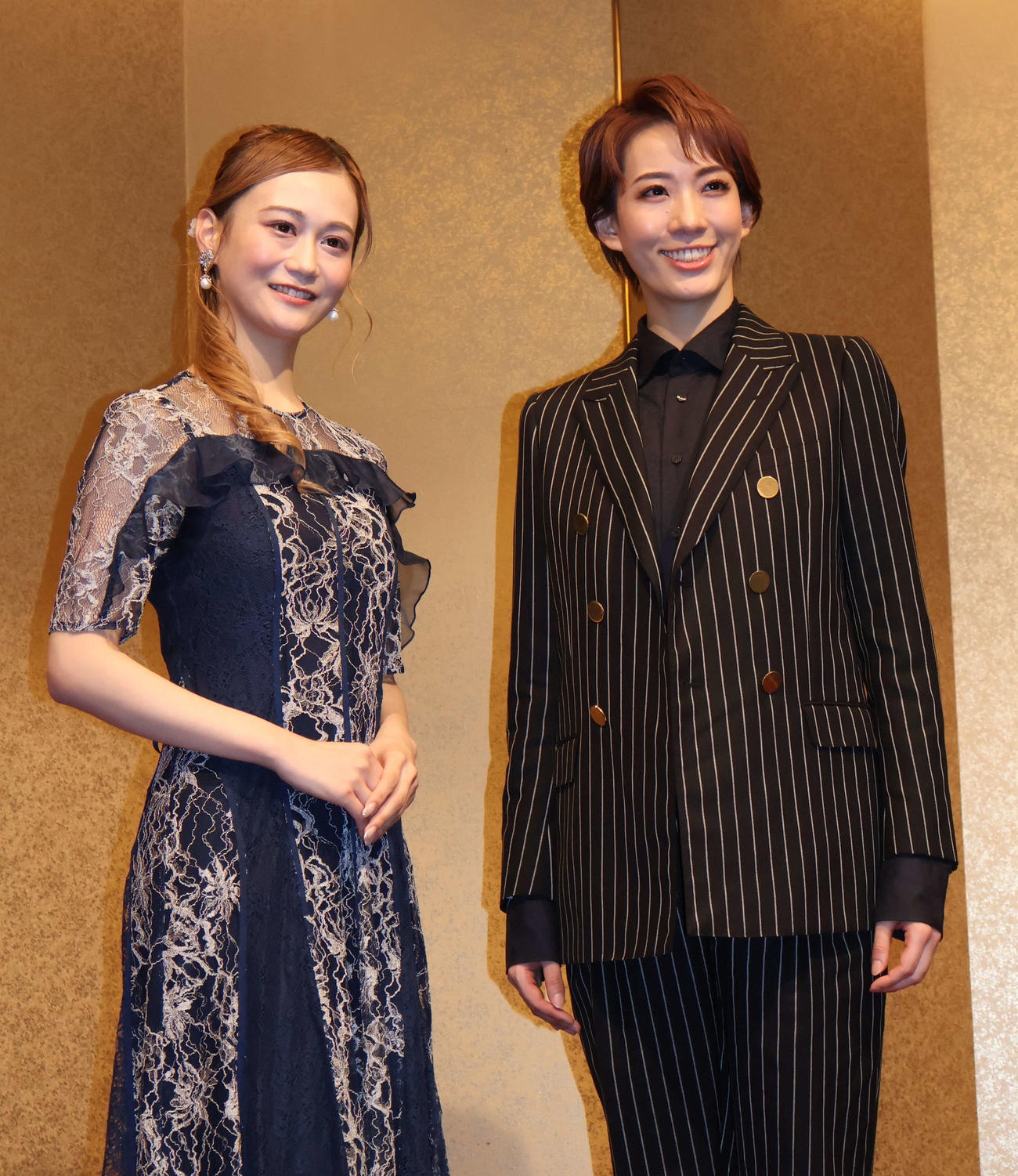 宝塚歌劇花組博多座公演の製作発表に出席したトップ永久輝せあ（右）と、トップ娘役星空美咲（撮影・村上久美子）
