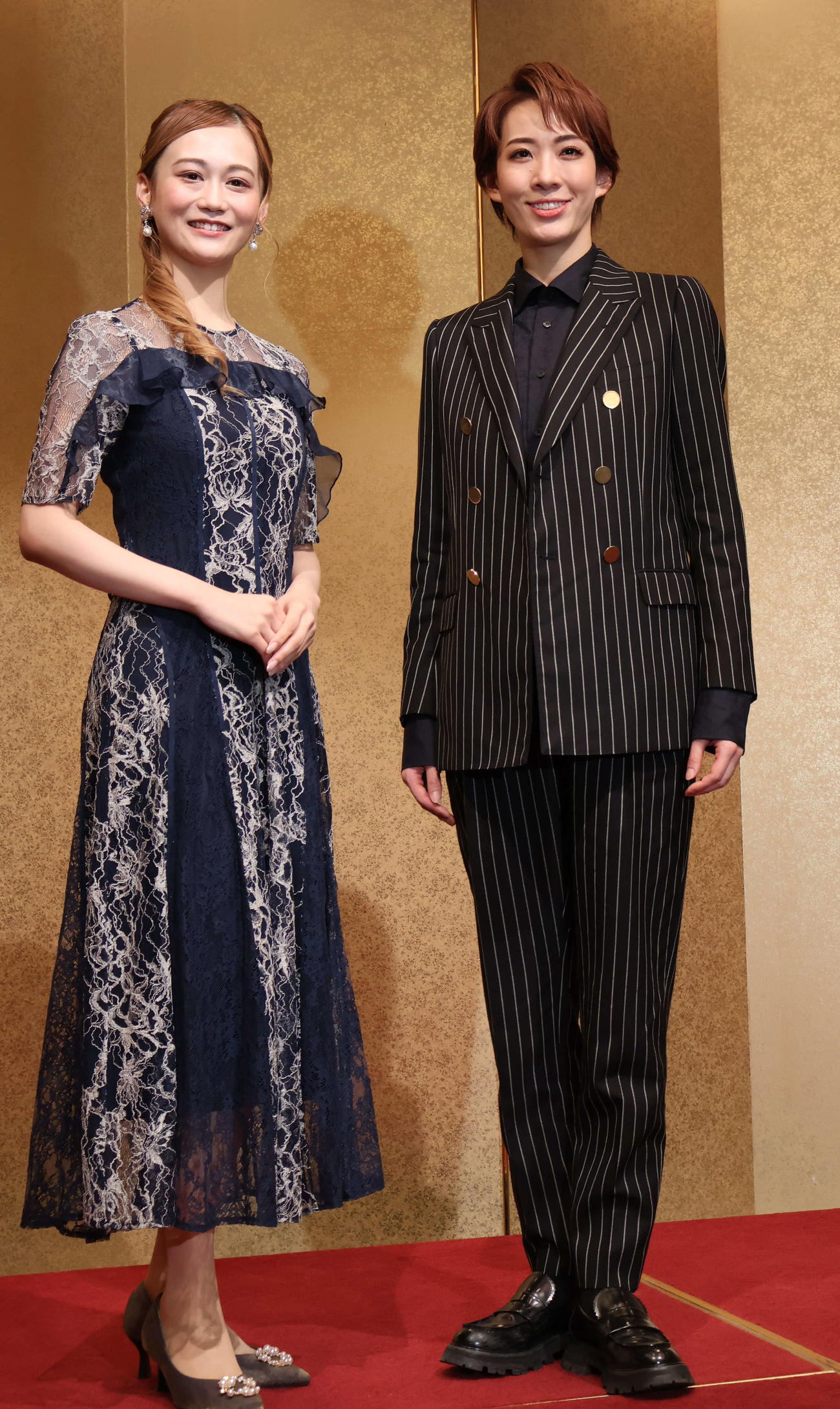 宝塚歌劇花組博多座公演の製作発表に出席したトップ永久輝せあ（右）と、トップ娘役星空美咲（撮影・村上久美子）