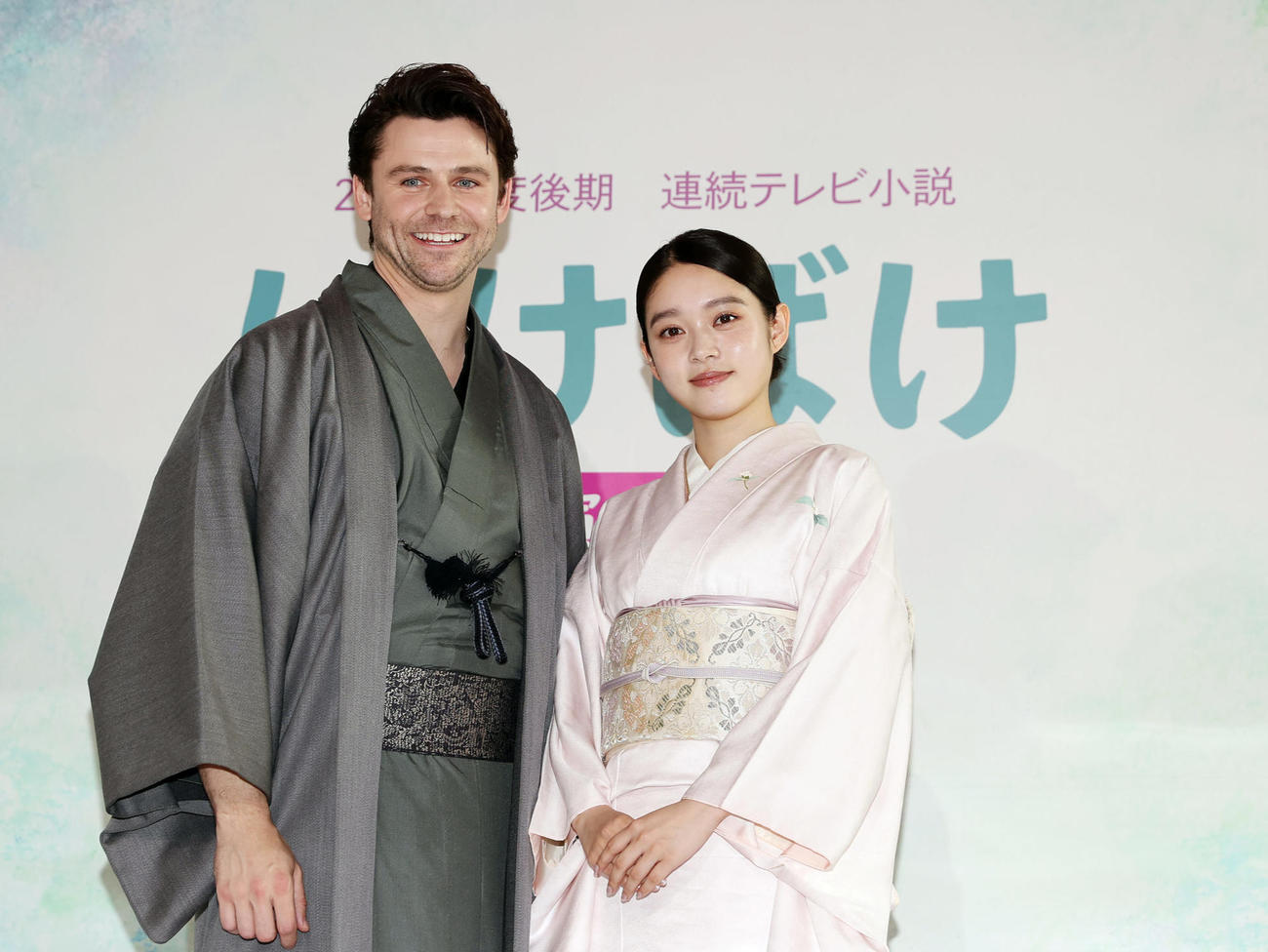 27日、25年後期連続テレビ小説「ばけばけ」出演者発表会見に臨んだ松野トキ役の高石あかり（右）とヒロインの夫・ヘブン役のトミー・バストウ