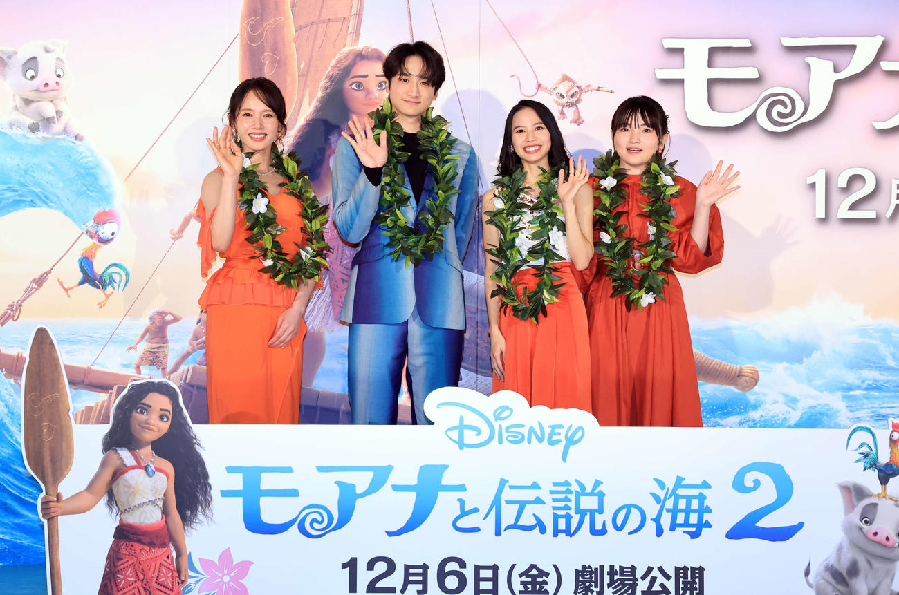 「モアナと伝説の海2」ジャパンプレミアで記念撮影する、左からソニン、小関裕太、屋比久知奈、鈴木梨央（撮影・浅見桂子）