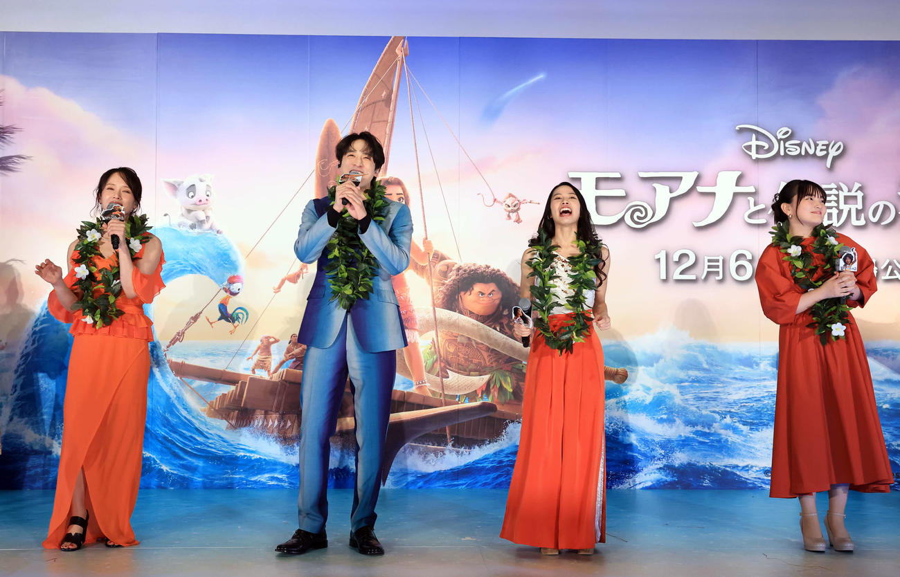 「モアナと伝説の海2」ジャパンプレミアで歌を披露する、左からソニン、小関裕太、屋比久知奈、鈴木梨央（撮影・浅見桂子）