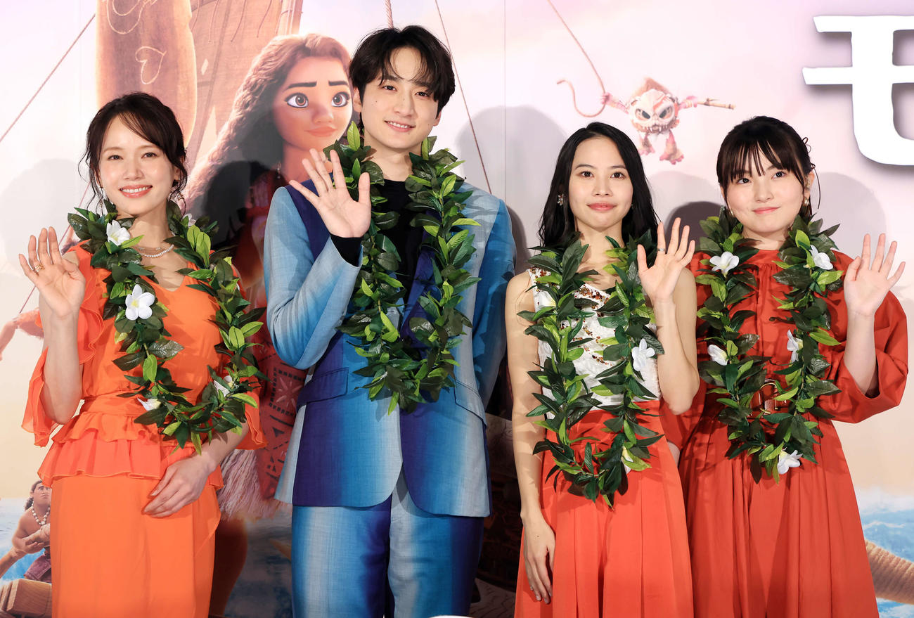 「モアナと伝説の海2」ジャパンプレミアで記念撮影する、左からソニン、小関裕太、屋比久知奈、鈴木梨央（撮影・浅見桂子）
