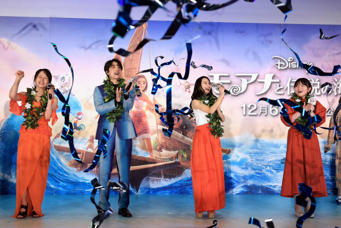 「モアナと伝説の海2」ジャパンプレミアで歌を披露する、左からソニン、小関裕太、屋比久知奈、鈴木梨央（撮影・浅見桂子）