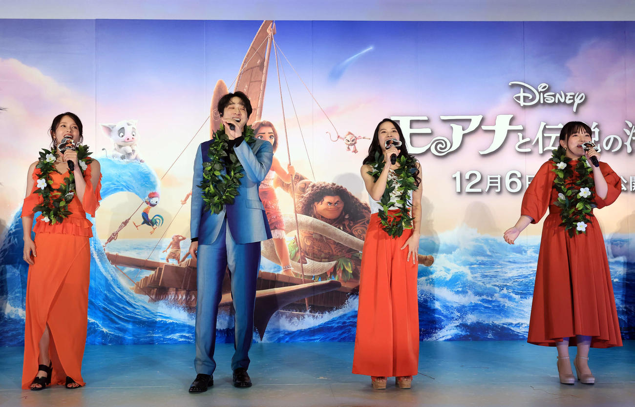 「モアナと伝説の海2」ジャパンプレミアで歌を披露する、左からソニン、小関裕太、屋比久知奈、鈴木梨央（撮影・浅見桂子）