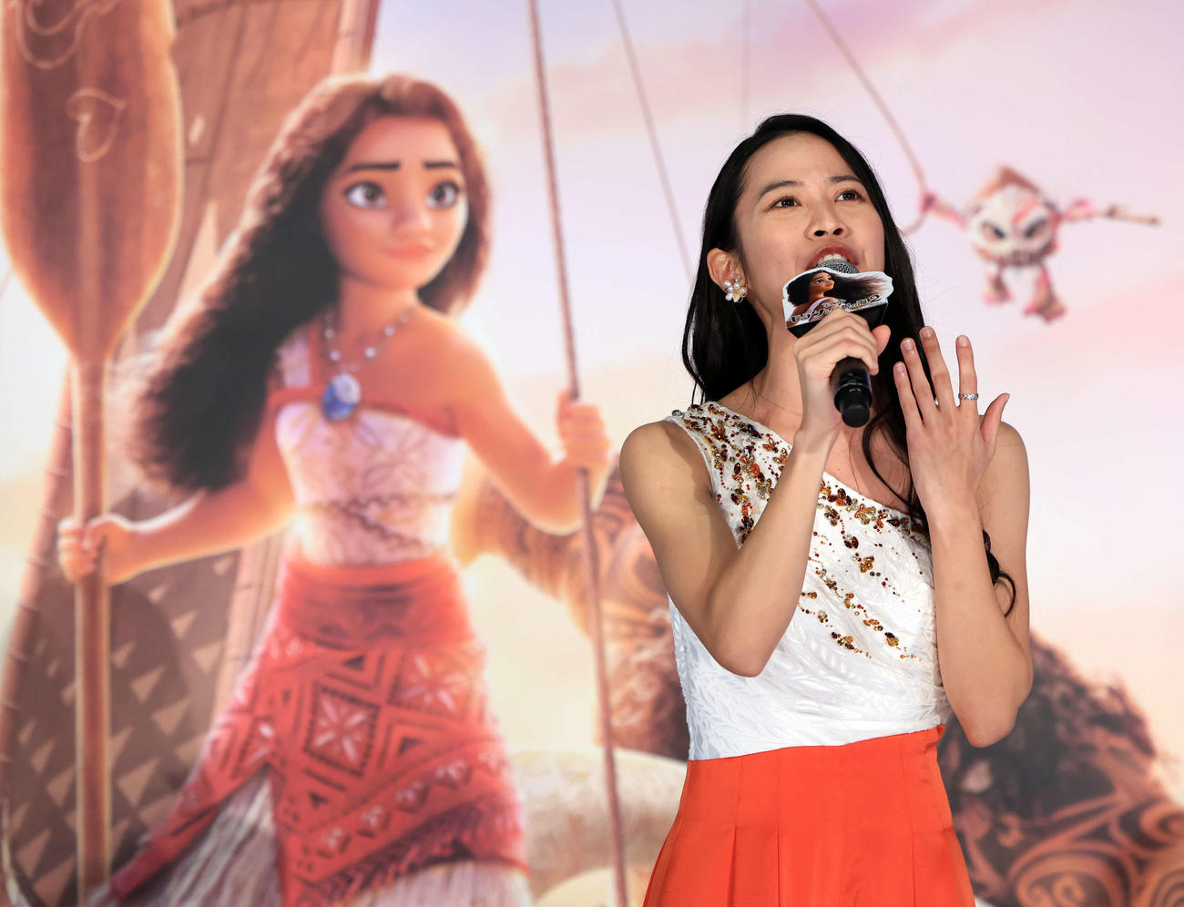「モアナと伝説の海2」ジャパンプレミアで歌う記念撮影する屋比久知奈（撮影・浅見桂子）