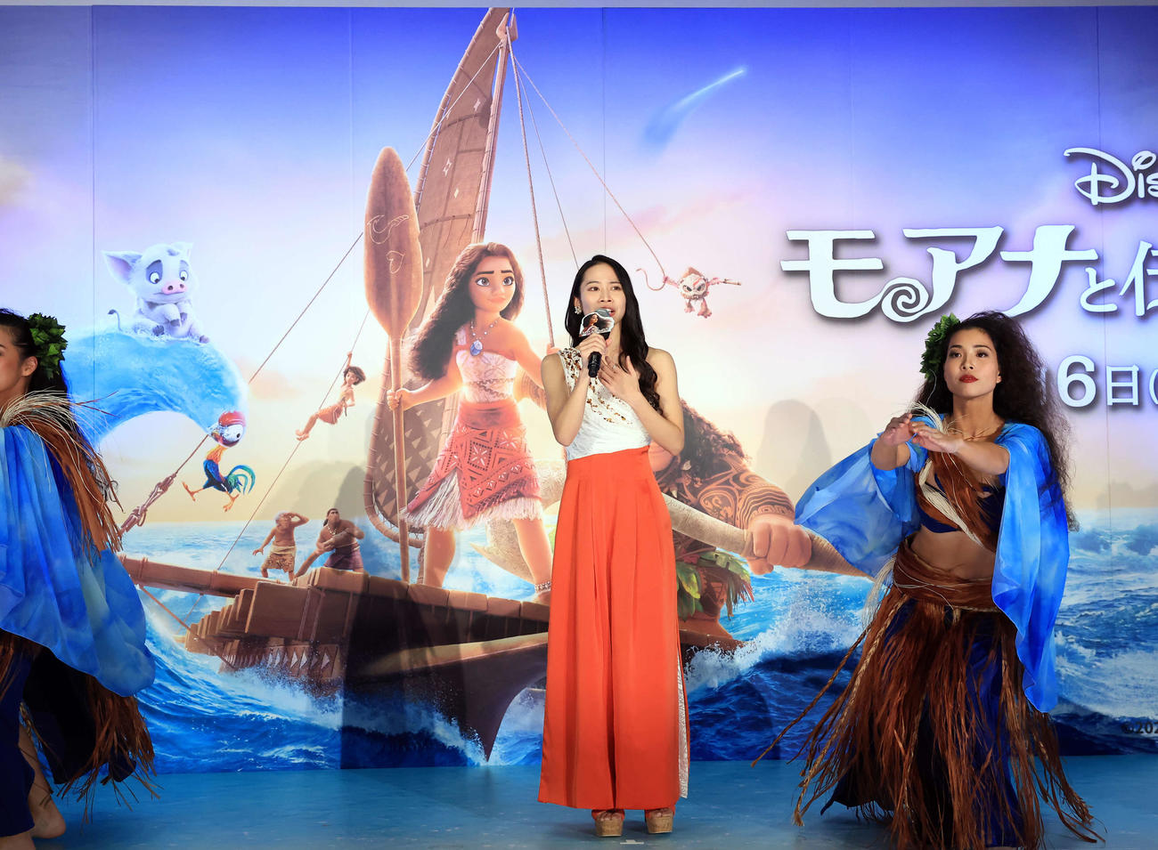 「モアナと伝説の海2」ジャパンプレミアで歌う記念撮影する屋比久知奈（撮影・浅見桂子）
