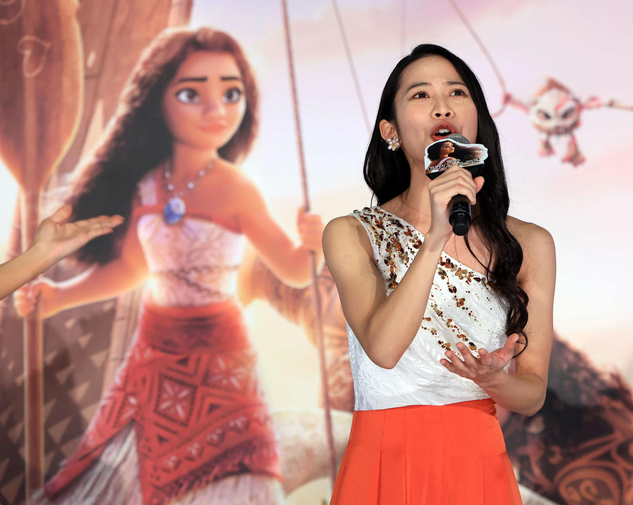 「モアナと伝説の海2」ジャパンプレミアで歌う記念撮影する屋比久知奈（撮影・浅見桂子）
