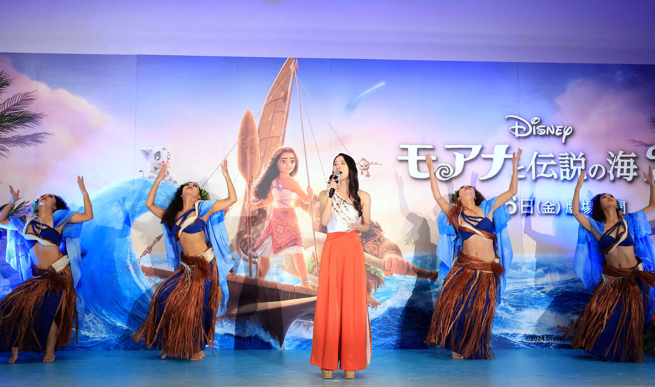 「モアナと伝説の海2」ジャパンプレミアで歌う記念撮影する屋比久知奈（撮影・浅見桂子）