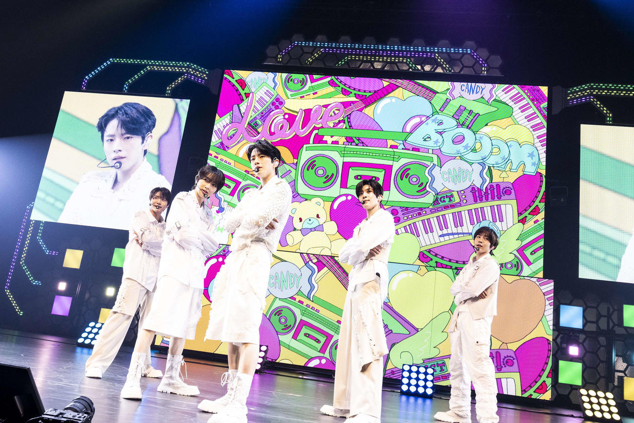 「2024 NCT WISH ASIA TOUR LOG in JAPAN」でパフォーマンスするNCT WISH。左からジェヒ・サクヤ・ユウシ・シオン・リョウ