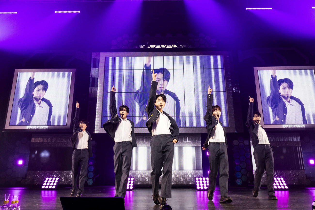 「2024 NCT WISH ASIA TOUR LOG in JAPAN」でパフォーマンスするNCT WISH。左からサクヤ、シオン、ユウシ、リョウ、ジェヒ