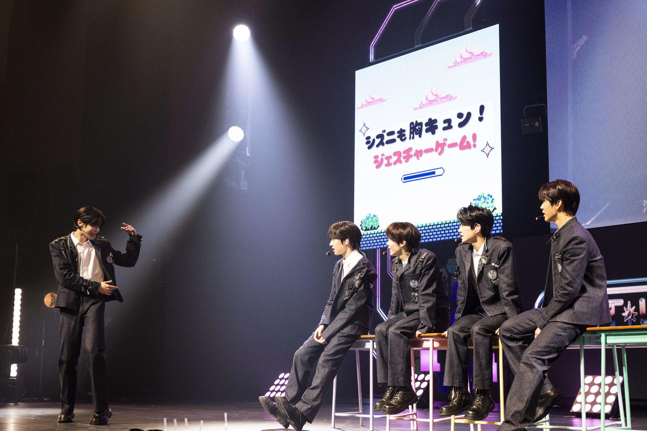 「2024 NCT WISH ASIA TOUR LOG in JAPAN」でゲームコーナーを行うNCT WISH。左からシオン、サクヤ、リョウ、ユウシ、ジェヒ