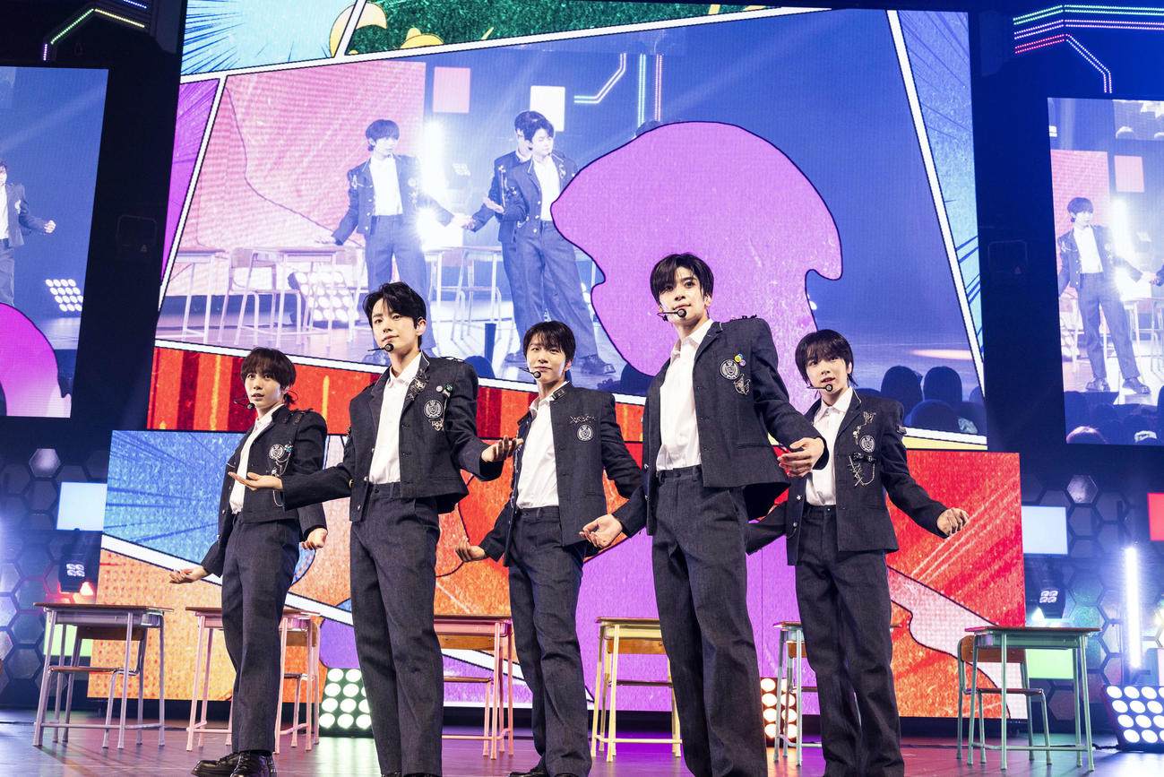 「2024 NCT WISH ASIA TOUR LOG in JAPAN」でパフォーマンスするNCT WISH。左からリョウ、ユウシ、ジェヒ、シオン、サクヤ