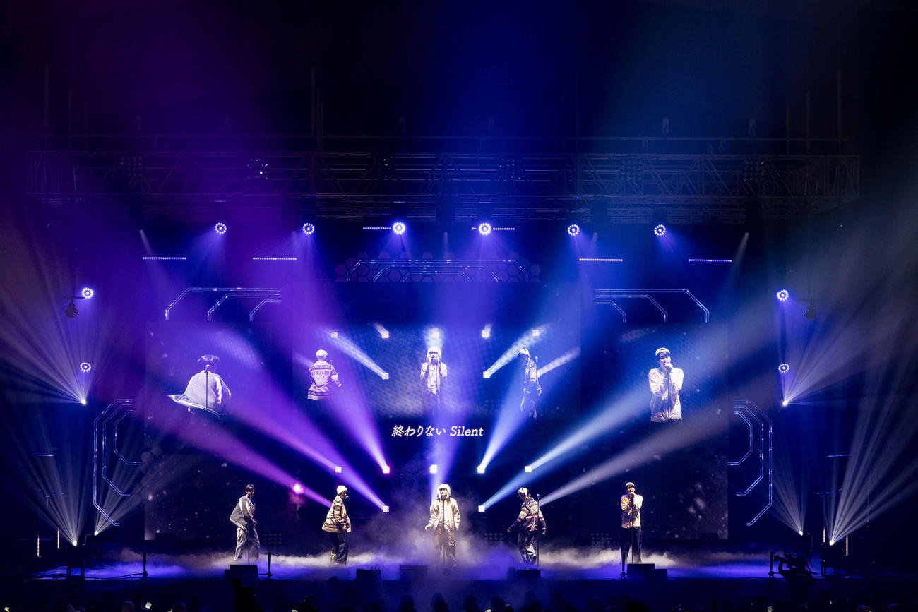 「2024 NCT WISH ASIA TOUR LOG in JAPAN」でパフォーマンスするNCT WISH。左からシオン、リョウ、ユウシ、サクヤ、ジェヒ