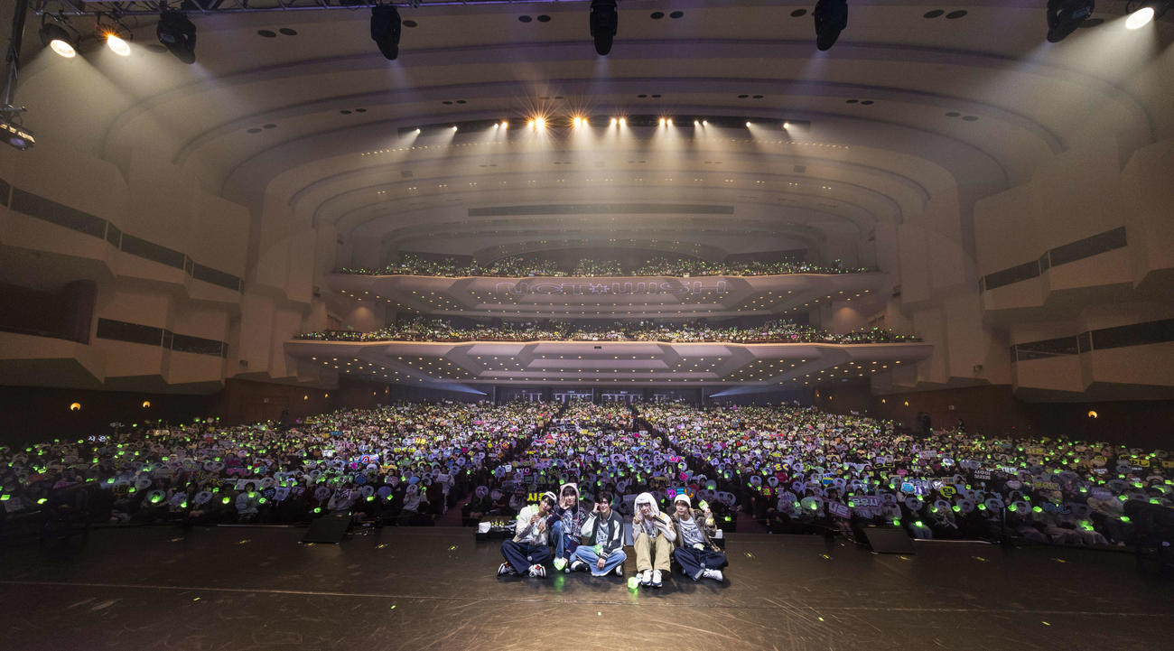 「2024 NCT WISH ASIA TOUR LOG in JAPAN」でファンと写真撮影をするNCT WISH