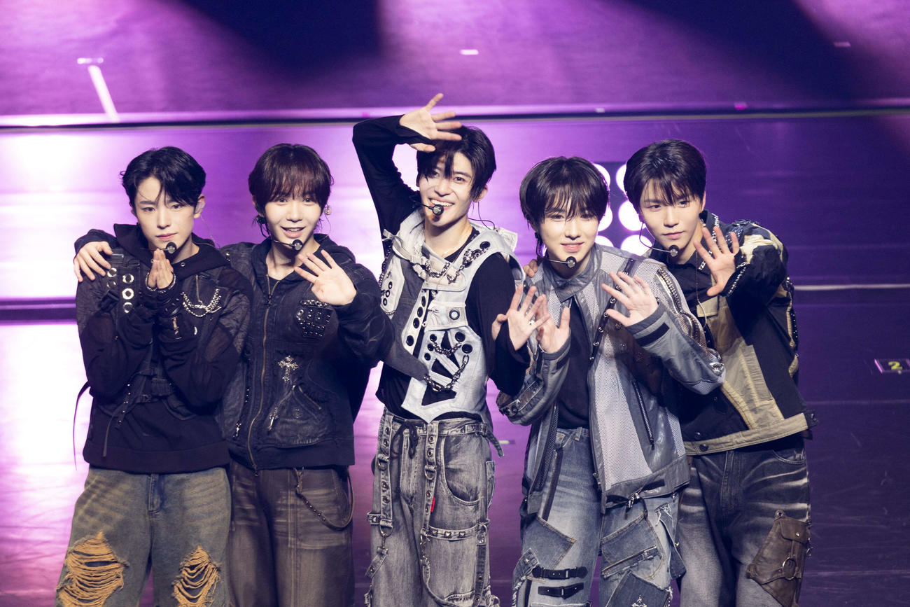 「2024 NCT WISH ASIA TOUR LOG in JAPAN」でパフォーマンスするNCT WISH。左からユウシ、リョウ、シオン、サクヤ、ジェヒ