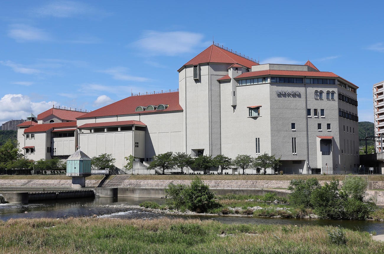 兵庫県宝塚市・宝塚歌劇団本拠地の宝塚大劇場（2024年撮影）
