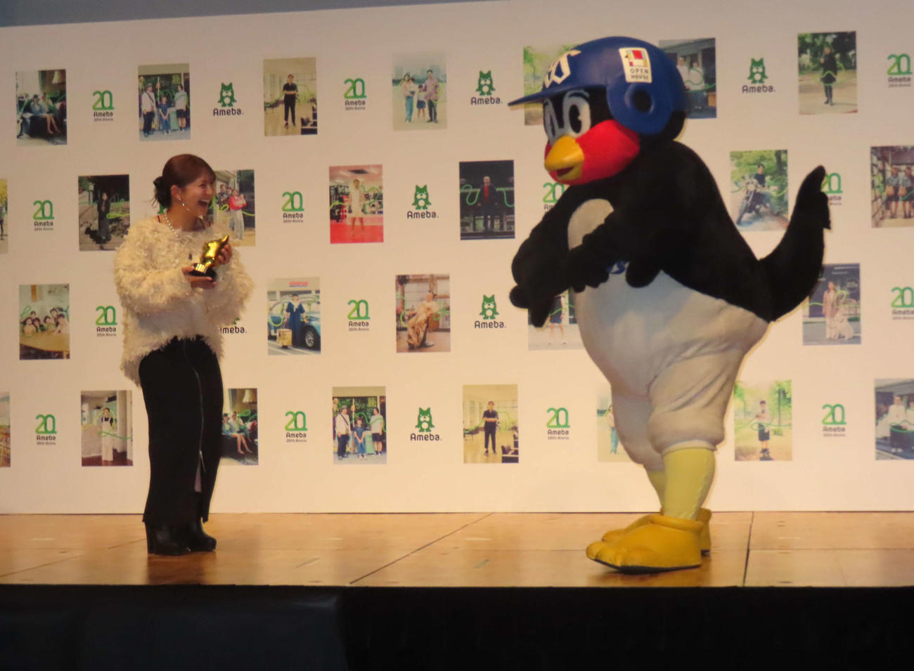 矢口真里（左）とダンスを踊るつば九郎