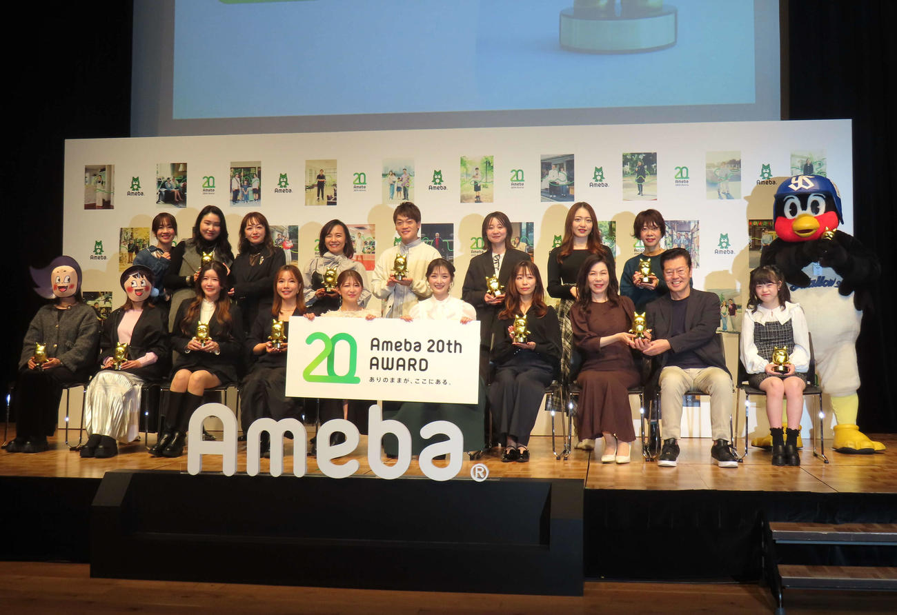 「Ameba 20th AWARD」に登壇した、前列左からオギャ子、yuki、Hana、yukiko、矢口真里、石川梨華、新田仁美、吉田ママ、吉田パパ、NAO。後列左からオバタビのどか、ちあき、えりん、ao、おばたのお兄さん、kyoko、吉田みく、ハギヤマジュンコ、つば九郎