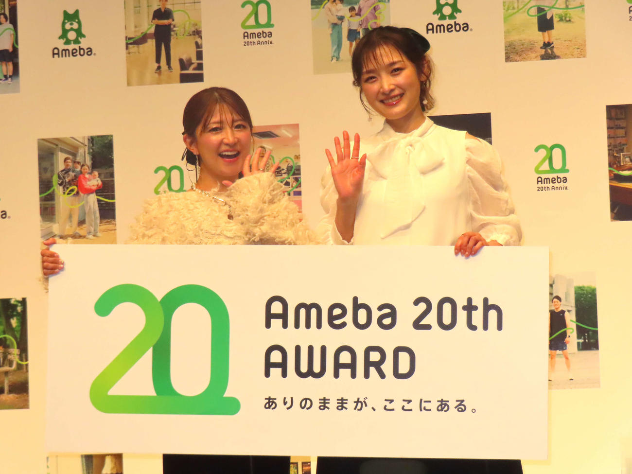 「Ameba 20th AWARD」に登壇した矢口真里（左）と石川梨華