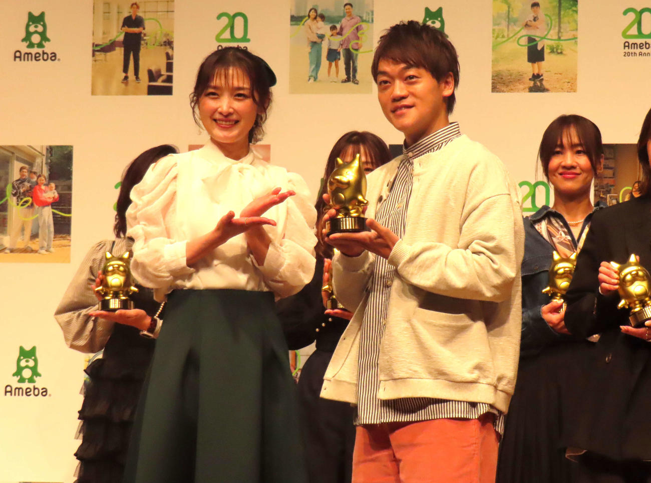 「Ameba 20th AWARD」に登壇したおばたのお兄さん（右）と石川梨華
