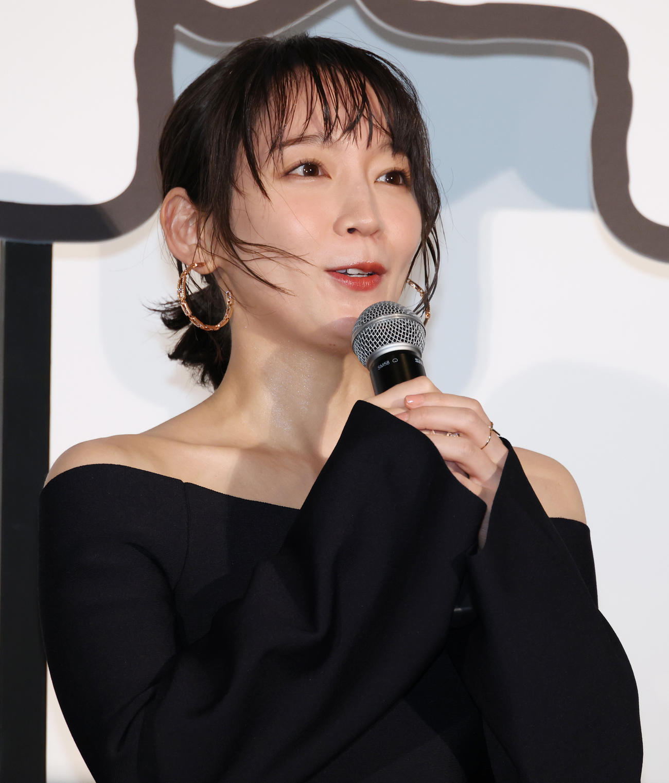 映画「正体」公開初日舞台あいさつを行った吉岡里帆（撮影・中島郁夫）