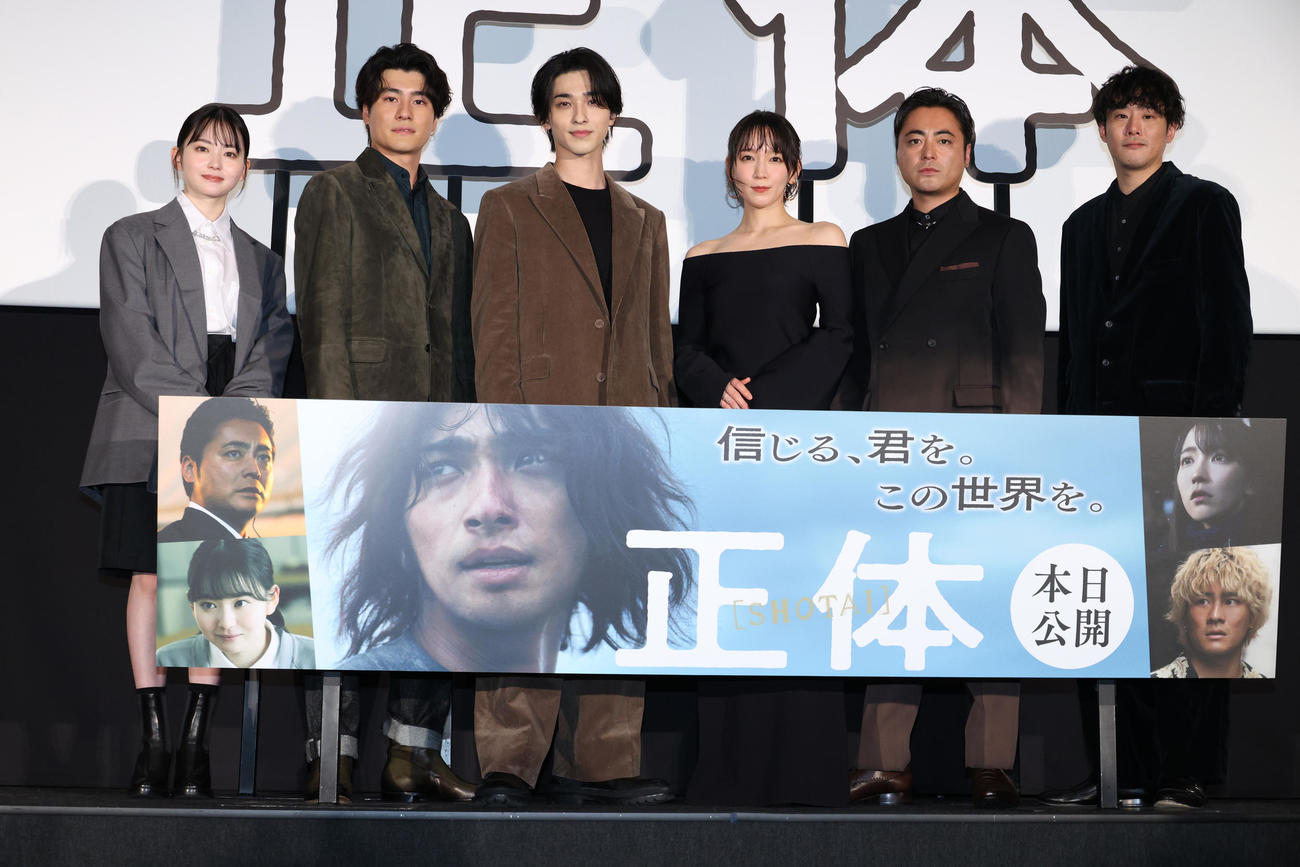 映画「正体」公開初日舞台あいさつを行った、左から山田杏奈、森本慎太郎、横浜流星、吉岡里帆、山田孝之、藤井道人監督（撮影・中島郁夫）