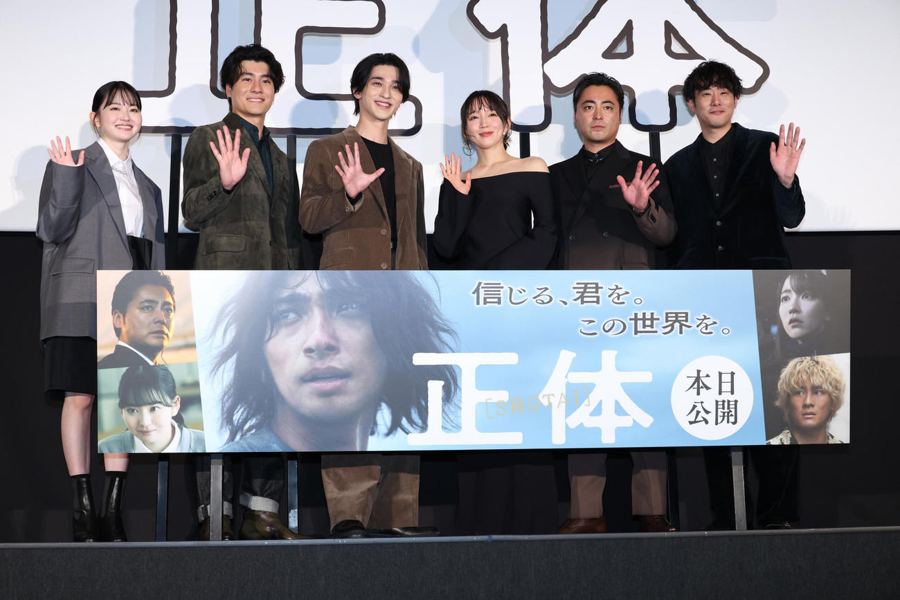 映画「正体」公開初日舞台あいさつを行った、左から山田杏奈、森本慎太郎、横浜流星、吉岡里帆、山田孝之、藤井道人監督（撮影・中島郁夫）