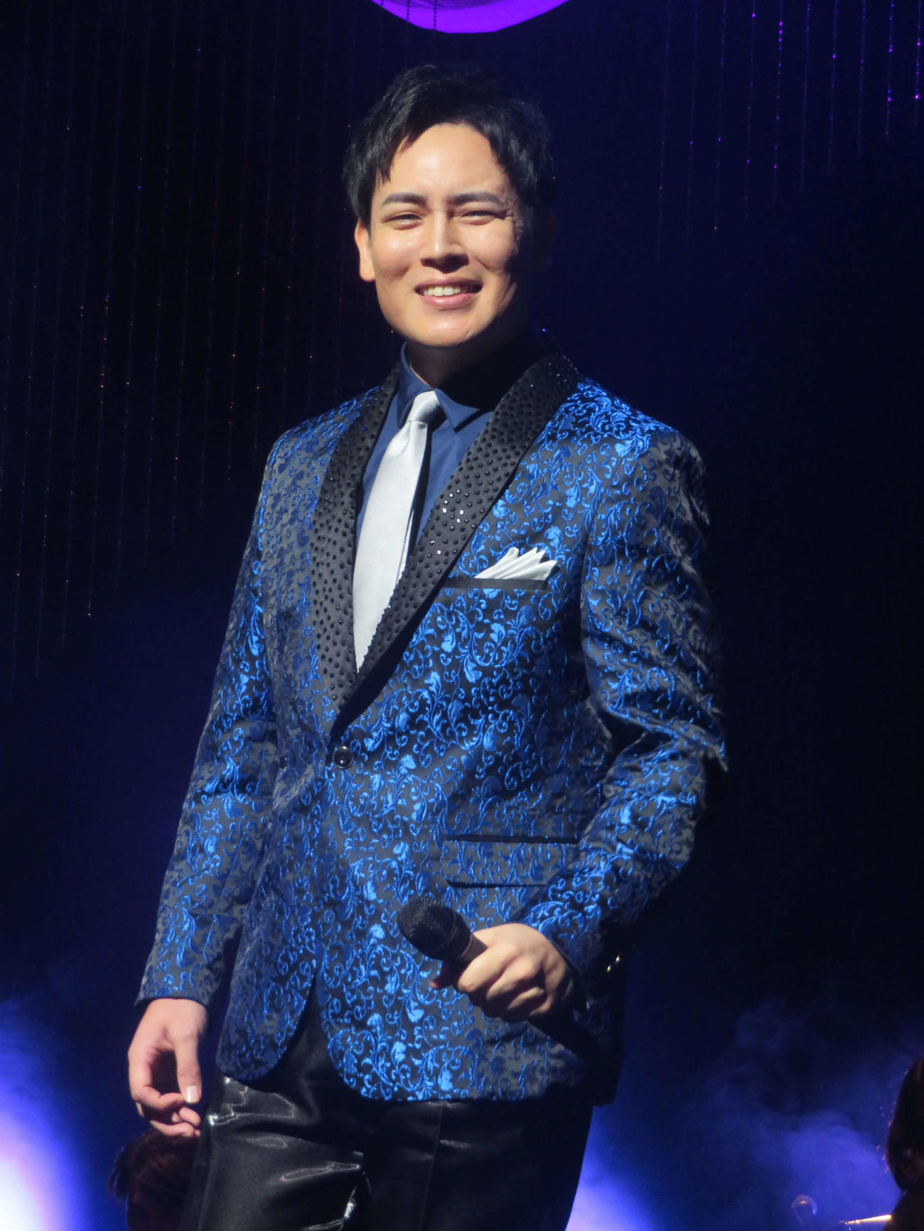 歌い終わりで笑みを浮かべる木村徹二