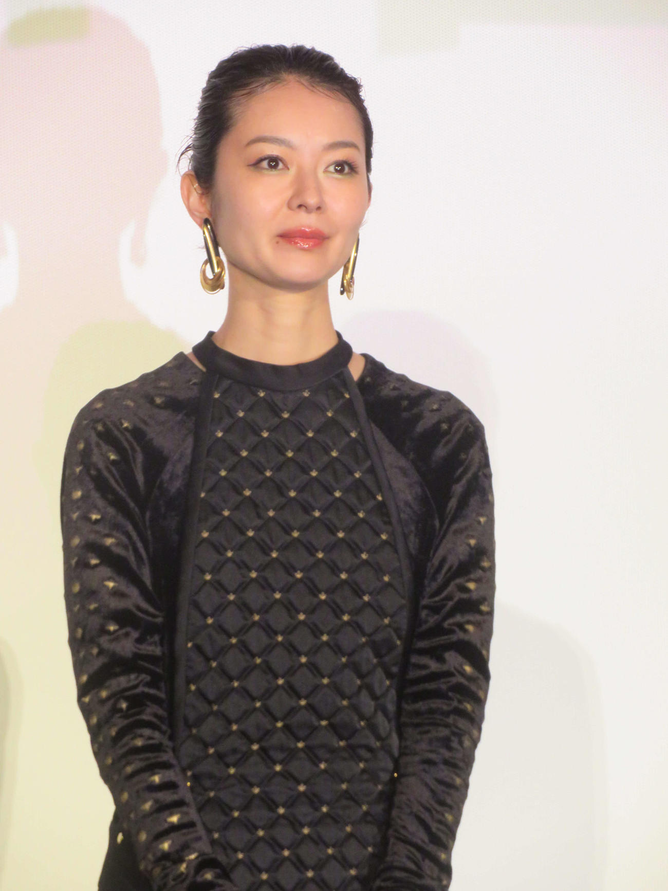 映画「雨の中の慾情」公開記念舞台あいさつに登壇した中村映里子（撮影・村上幸将）