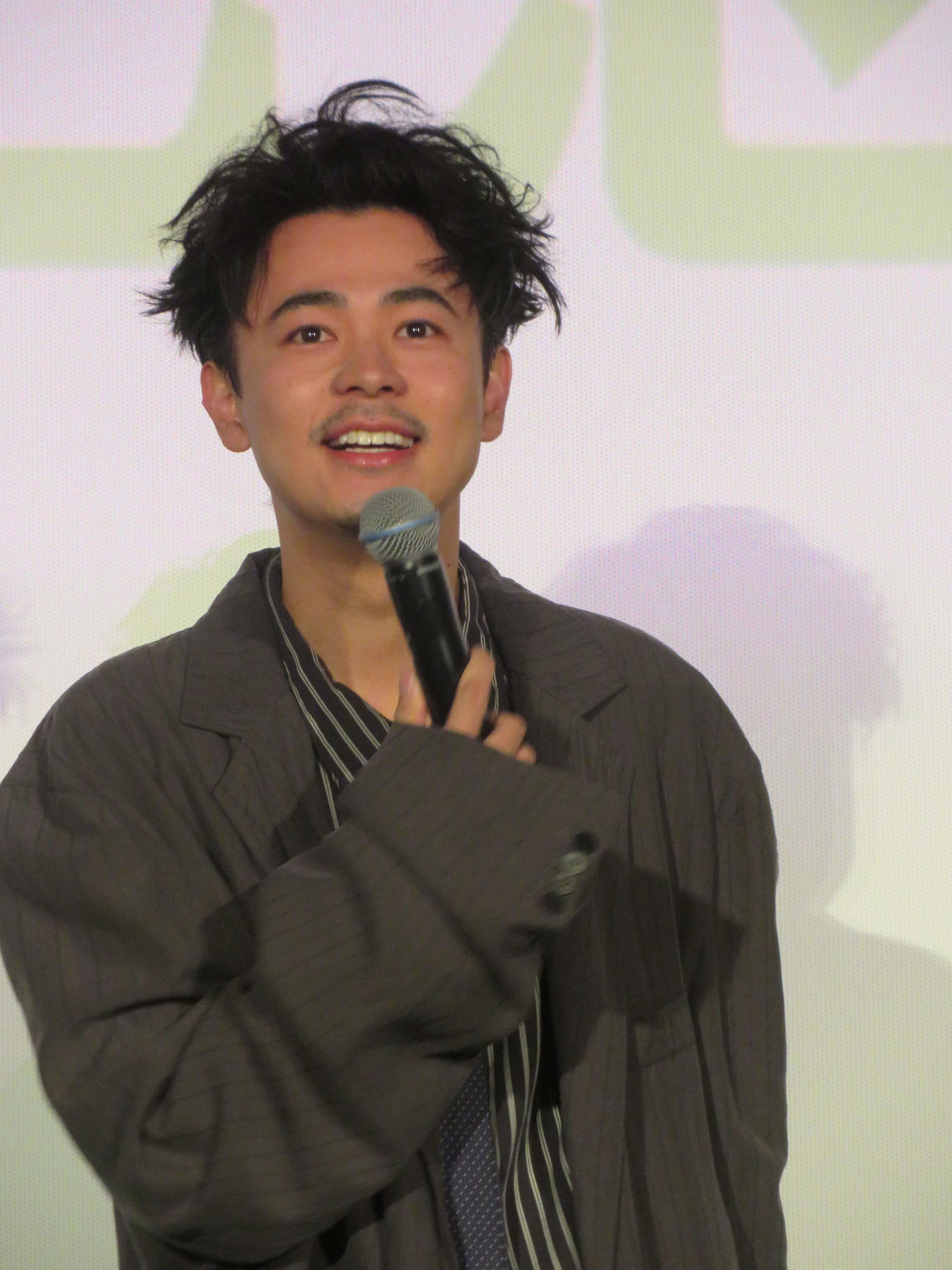 映画「雨の中の慾情」公開記念舞台あいさつで笑みを浮かべる成田凌（撮影・村上幸将）