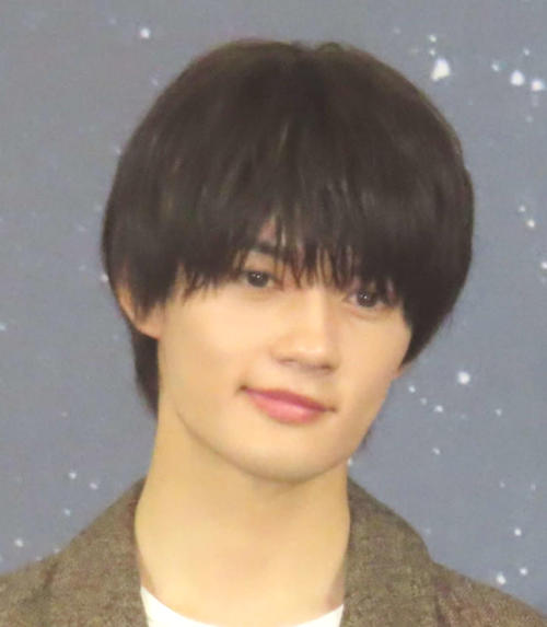 佐野勇斗、FENDIポテト型チャームをパクっ「食べようとしてるのかわいい」「可愛いすぎるよ」