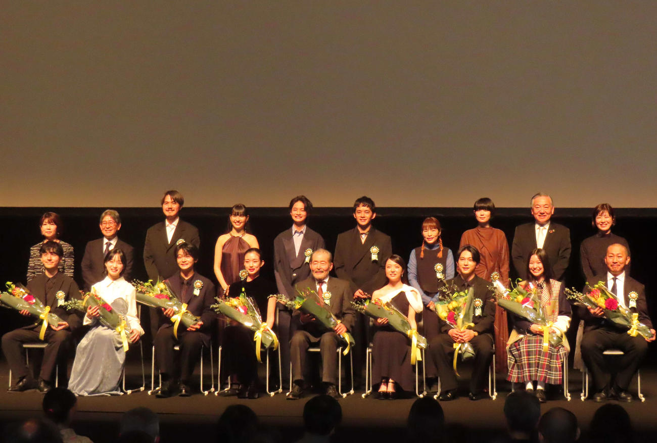 「第16回TAMA映画賞授賞式」に登壇した、前列左から三宅唱監督、奥山大史監督、藤竜也、吉沢亮、上白石萌音、河合優実、呉美保監督。後列左から池松壮亮、中西希亜良、越山敬達、押山清高監督、齋藤潤、森田想、早瀬憩、山中瑶子監督