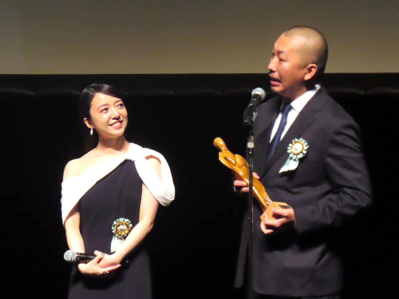 「第16回TAMA映画賞授賞式」に登壇した上白石萌音（左）と三宅唱監督