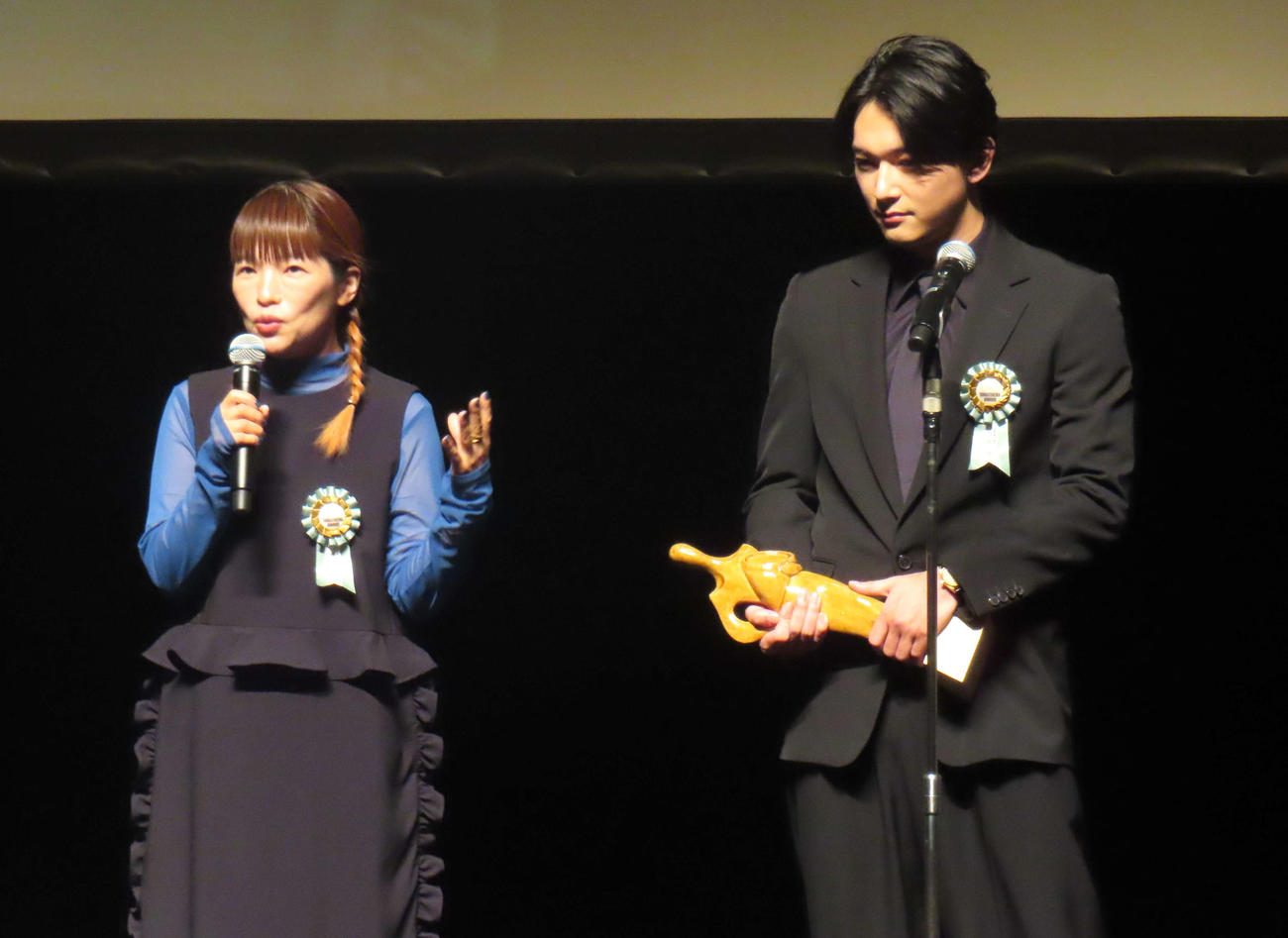 「第16回TAMA映画賞授賞式」に登壇した呉美保監督（左）と吉沢亮