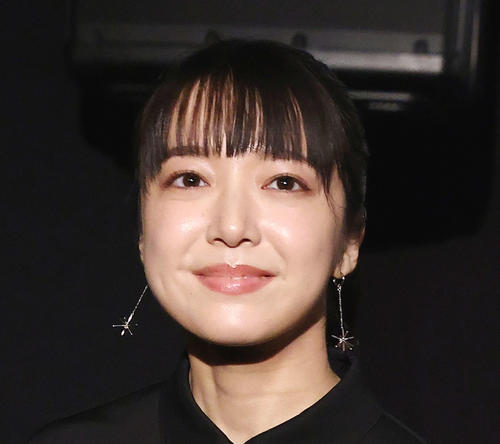 上白石萌音「みんなで喜びあいました」TAMA映画祭最優秀女優賞、トロフィー手にサムズアップ