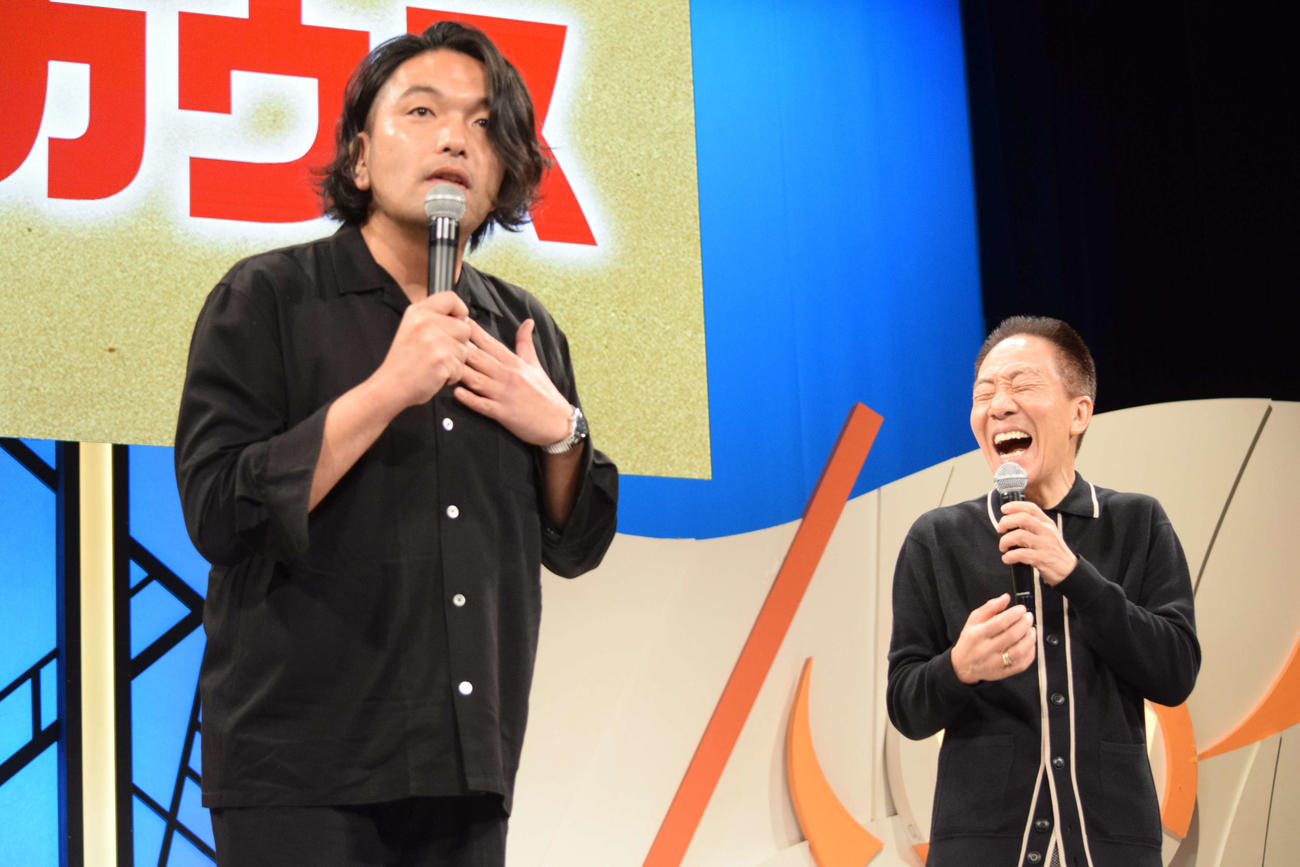 よしもと漫才劇場10周年のお祝いに駆けつけた見取り図盛山晋太郎（左）と中田カウス（撮影・阪口孝志）