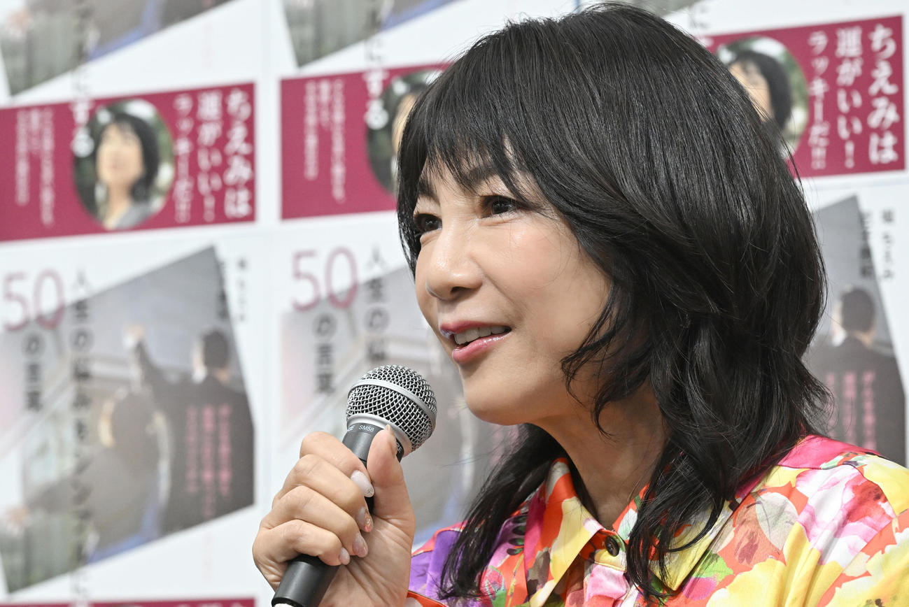 夫の尼子勝紀さんと共著した書籍を発表した堀ちえみ（撮影・千葉一成）
